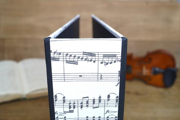 Stable A4 folder with music motif and black linen edges for filing and sorting